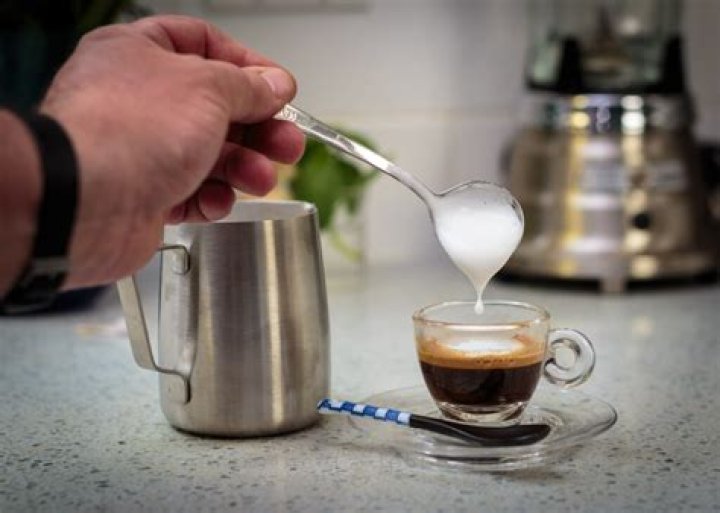 How do you make a traditional macchiato?